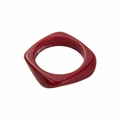 Vue détaillée du large bracelet en résine rouge foncé avec un profil carré arrondi - Style Carré Arrondi Large Rouge Foncé (B3656)