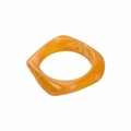 Détails de la texture marbrée orange du bracelet large en résine acrylique irrégulière - Style Marbre Carré Irrégulier Orange Vif (B3657)
