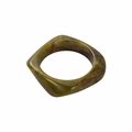 Vue macro du bracelet en résine marbrée vert olive avec une forme carrée irrégulière - Style Texture Marbre Brun Foncé Vert Olive (B3658)