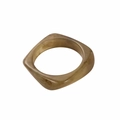 Détail d'un bracelet large en résine acrylique ambrée avec texture marbrée lisse - Style Marbre Ambre Brun Khaki Neutre (B3659)