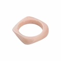 Vue détaillée du bracelet en résine rose clair avec forme carrée moderne et texture marbrée - Style Texture Marbre Carré Rose Clair (B3660)