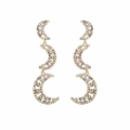 Dettaglio macro di orecchini a mezzaluna con strass e design traforato dorato - Stile Pendente Luna Collegata con Strass (E14436) / Diamante bianco