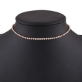 Détail du collier ras-du-cou doré minimaliste avec strass étincelants sur buste - Or