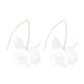 Detalle de pendientes largos dorados con pétalos de flores de color blanco mate translúcido - Blanco