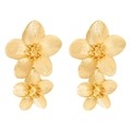 Vista macro de pendientes de flores doradas con pétalos y textura de metal cepillado - Pendientes de Flor de Doble Capa Dorados (E5819H)