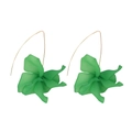 Pendientes de flores de resina verde con ganchos largos dorados sobre fondo blanco - Verde