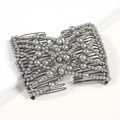Dettaglio del pettine magico elastico con perle grigie e denti in metallo nero - Grigio Argento