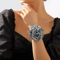 Détail d'un corsage de poignet rose en tissu gris élégant avec des pétales en mousseline - Bracelet Bleu Gris