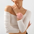 Détail d'un bracelet rose en tissu porté au poignet d'un mannequin élégant - Bracelet Rose