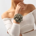 Vue détaillée du bracelet fleur en tissu gris-vert porté au poignet avec pétales de soie - Bracelet Vert Gris