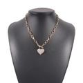 Collana a catena dorata con pendente a cuore scintillante e chiusura a barra su busto - Oro