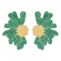 Detalle macro de pendientes de margarita con esmalte verde y textura dorada retro - Verde