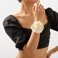 Bracelet élégant avec grande fleur en satin blanc crème sur un mannequin en robe noire - Bracelet Blanc