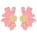 Vista detallada de los pendientes de flor en esmalte rosa con bordes dorados texturizados - Rosa