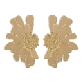 Detalle de pendientes de flores doradas estilo vintage con pétalos metálicos texturizados - Dorado