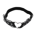 Jarretière en cuir noir avec cœur en métal, dentelle et clous sur fond blanc - Style Rivet Cœur Décor Dentelle (C0262)