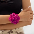 Vue détaillée d'une fleur en tissu rose vif portée comme un accessoire de poignet chic - Bracelet Magenta