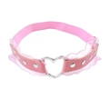 Détail du choker rose en similicuir avec dentelle, anneau cœur argenté et rivets - Style Rivet Cœur Décor Dentelle (C0299)