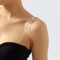 Detailansicht des glitzernden Strass-Schultergurts mit eleganten silbernen Blumenakzenten - Silber Blume Stil (C0580)