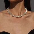 Detail einer eleganten weißen 10mm einsträngigen Perlen-Choker-Halskette an einem Modell - Mittlere Perlenart / Weiß
