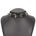 Auffälliges schwarzes Leder-Chokerhalsband mit gravierter Metallschnalle und Doppelringen - Schwarz (Silberne Schnalle)