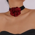 Gargantilla estilo gótico con una gran rosa de tela burdeos en cinta de terciopelo - Rojo