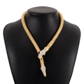 Dettaglio della collana a serpente dorata con cristalli e occhi di pietre preziose - Stile Serpente / Oro