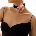 Detalle de gargantilla elegante de terciopelo negro con una gran rosa de tela rosa - Rosa