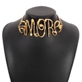 Dettaglio della collana AMORE dorata con texture metallica liquida su un busto - Stile Lettera AMORE / Oro