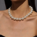 Elegante einreihige Halskette mit 14mm großen weißen Perlen am Hals des Models - Große Perlenart / Weiß