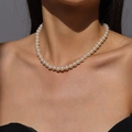 Elegantes Vintage Perlen-Choker mit Hochglanz-Finish, getragen von einem Model - Kleine Perlenart / Weiß