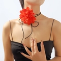 Choker élégant avec grande fleur en tissu rouge et longs cordons noirs à nouer - Style à Nouer Rouge Vif (N11196)