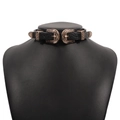 Dettaglio del choker in pelle nera con due fibbie in metallo bronzo stile vintage - Oro Antico (Banda Nera)