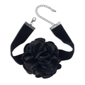 Détail d'un ras-du-cou en velours noir avec une grande rose en tissu et fermoir argenté - Collier Noir