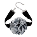 Détail du collier choker rose en velours gris avec une chaîne à fermoir mousqueton réglable - Collier Gris Bleu