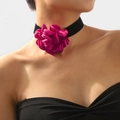 Gros plan d'un tour de cou avec grande rose en tissu magenta et ruban en velours noir - Collier Magenta