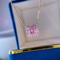 Roségoldene Ohrstecker mit rosa Zirkonia im Cushion-Schliff auf blauem Samt - Halskette / Rosa