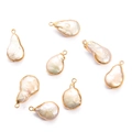 Pendentif perle baroque irrégulière avec bordure dorée et boucles de suspension - Style Goutte d'Eau Boucle Unique