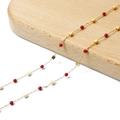 Chaîne plaquée or avec perles sphériques rouges et cubes métalliques pour bijoux DIY - Style Cubes Dorés et Perle Rouge