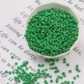 Macro di perline di vetro verde opaco in una ciotola bianca per gioielli fai-da-te - 20g Per Confezione Circa 700 Pezzi / 3mm Verde