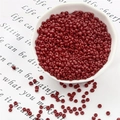 Perline di vetro rosso scuro opaco per gioielli fai da te in una ciotola bianca - 20g Per Confezione Circa 700 Pezzi / Rosso