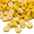 Gros plan de perles fleurs en pâte polymère jaune vif pour création de bijoux DIY - 30 Pièces/Paquet (10x4mm) / Jaune