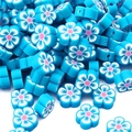 Vue détaillée de perles fleurs en pâte polymère bleu et rose pour la création de bijoux - 30 Pièces/Paquet (10x4mm) / Bleu lac