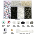 Makro-Detail des DIY-Schmucksets mit Glasperlen, Buchstabenperlen und elastischer Schnur - Weiße Serie (6 Raster)