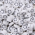 Perles blanches en pâte polymère avec motif smiley noir pour création de bijoux DIY - Visage Souriant Rond / 30 Pièces/Paquet (Diamètre 10mm Épaisseur 4mm) / Blanc