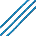 Nahaufnahme von metallisch blauen quadratischen Hämatitperlen für DIY-Schmuck und Armbänder - Marineblau