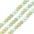 Detail von herzförmigen Hämatit-Perlen mit Regenbogen-Metallic-Glanz für DIY-Schmuck - Hellgrün