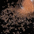 Bunte Blasenperlen in Champagner-Rosa, die auf eine schwarze Spiegelfläche fließen - 30g/Packung Durchmesser 2-3.5mm / Champagner