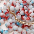 DIY glazen kralen met rood en blauw spatpatroon voor het maken van handgemaakte sieraden - 8mm (50 stuks) / Wit met rood-blauwe stippen (nr. 8)