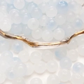 Blauw-witte 8-10mm bubble jelly glaskralen in een glazen schaal met gouden rand - 8mm (50 stuks) / Wit-blauw gradiënt (nr. 13)